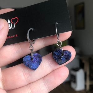 Mini boucles d'oreilles coeurs pendantes en acrylique galactique marbrée bleue et violete à paillettes