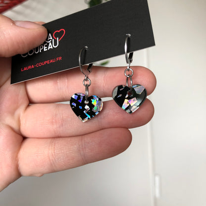 Mini boucles d'oreilles coeurs pendantes en acrylique noire à confettis galactiques argentés