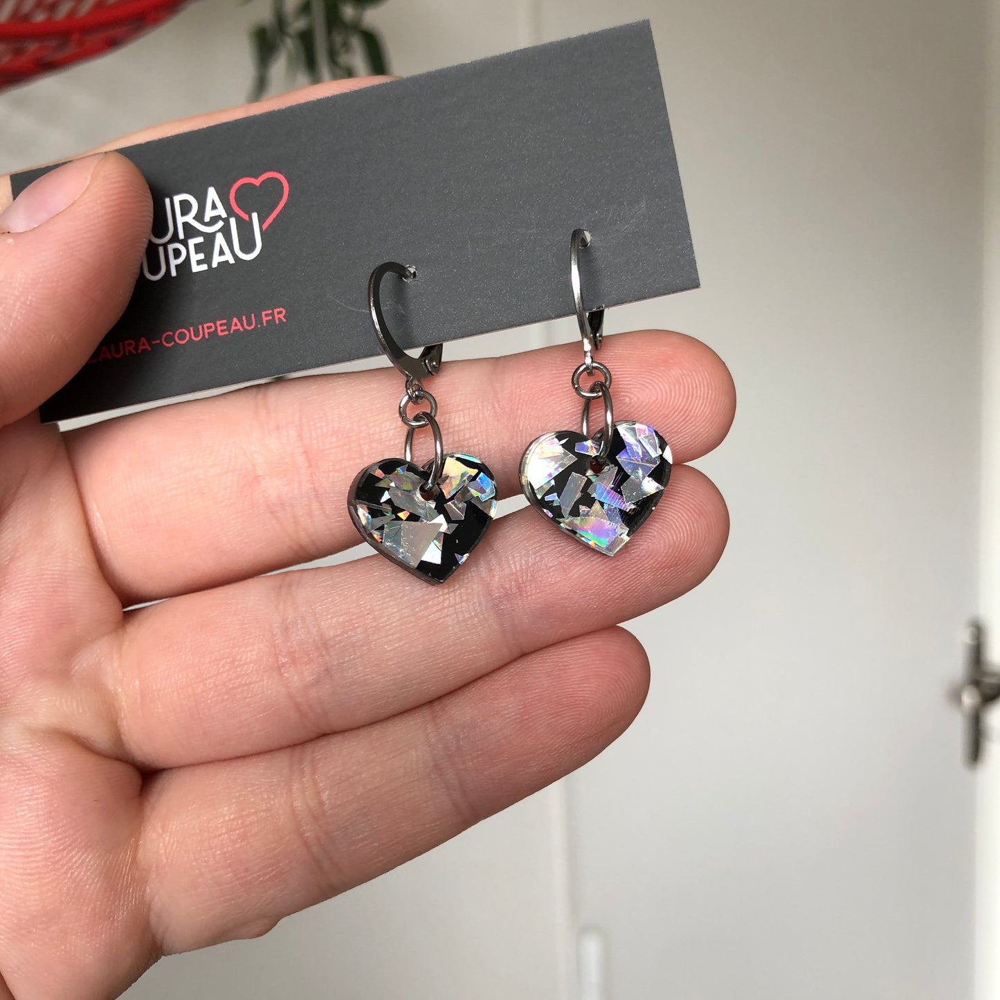 Mini boucles d'oreilles coeurs pendantes en acrylique noire à confettis galactiques argentés