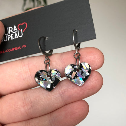 Mini boucles d'oreilles coeurs pendantes en acrylique noire à confettis galactiques argentés