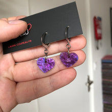 Charger l&#39;image dans la galerie, Mini boucles d&#39;oreilles coeurs pendantes en acrylique marbrée lila et bleu à paillettes