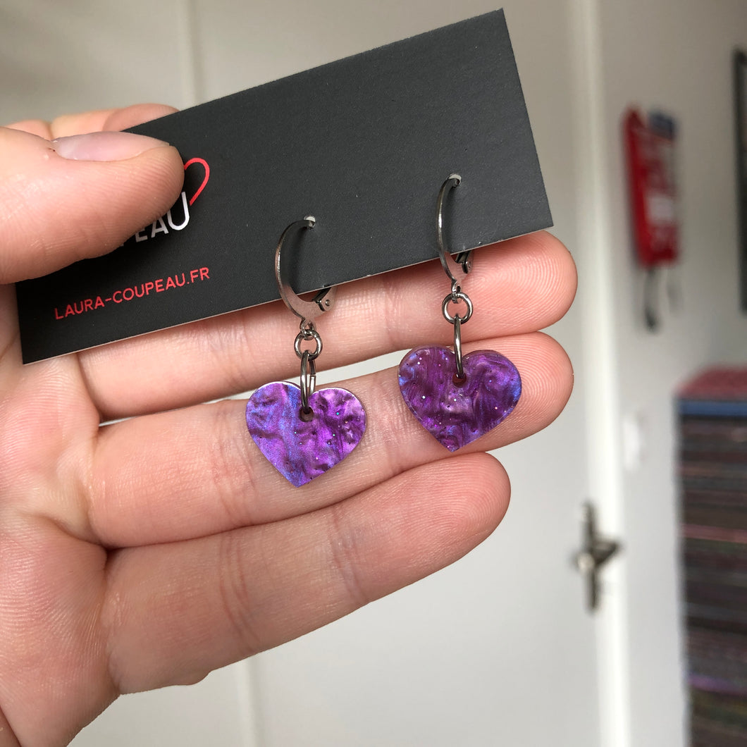 Mini boucles d'oreilles coeurs pendantes en acrylique marbrée lila et bleu à paillettes