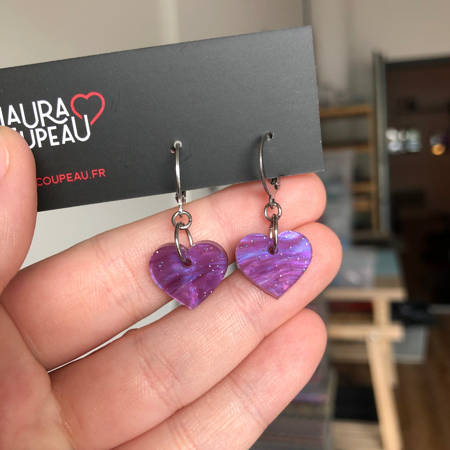 Mini boucles d'oreilles coeurs pendantes en acrylique marbrée lila et bleu à paillettes