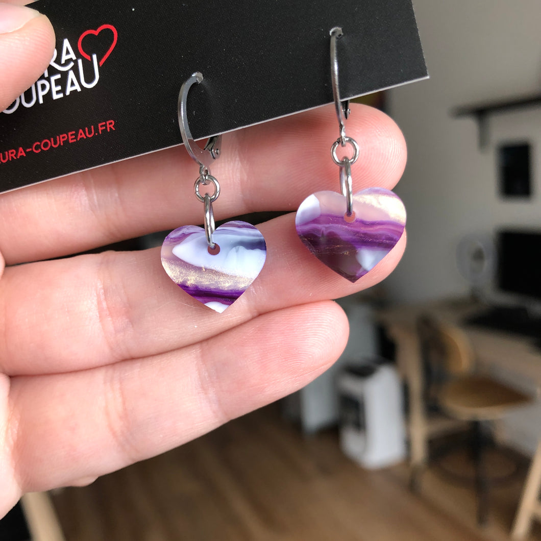 Mini boucles d'oreilles coeurs pendantes en acrylique marbrée violette, blanche et dorée