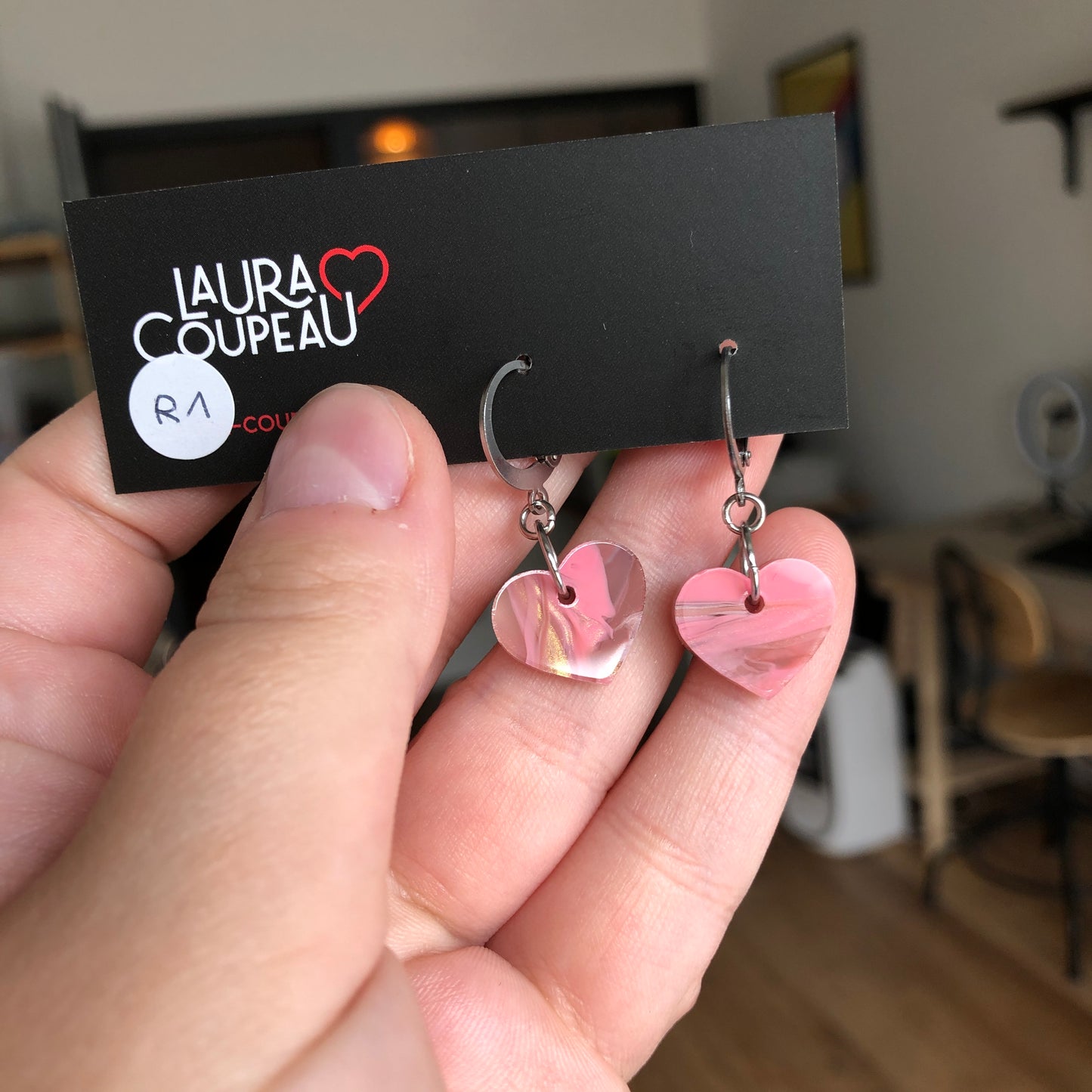 Mini boucles d'oreilles coeurs pendantes en acrylique marbrée rose, beige, blanc et doré