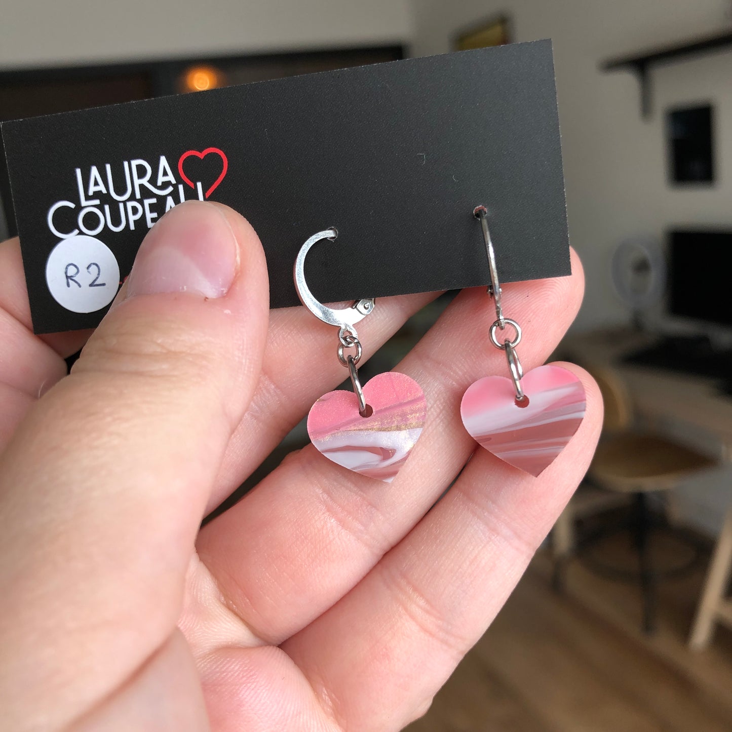 Mini boucles d'oreilles coeurs pendantes en acrylique marbrée rose, beige, blanc et doré