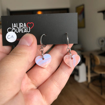 Mini boucles d'oreilles coeurs pendantes en acrylique marbrée corail, bleu, blanc, doré et transparent