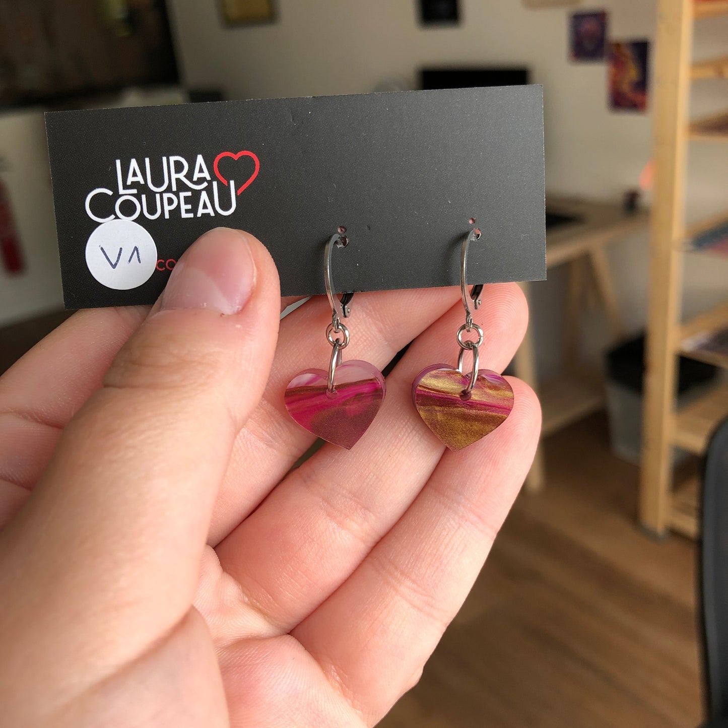 Mini boucles d'oreilles coeurs pendantes en acrylique marbrée bordeaux, rose, blanc, doré et transparent