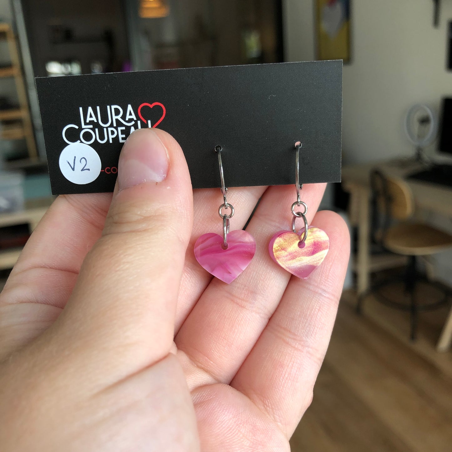 Mini boucles d'oreilles coeurs pendantes en acrylique marbrée bordeaux, rose, blanc, doré et transparent
