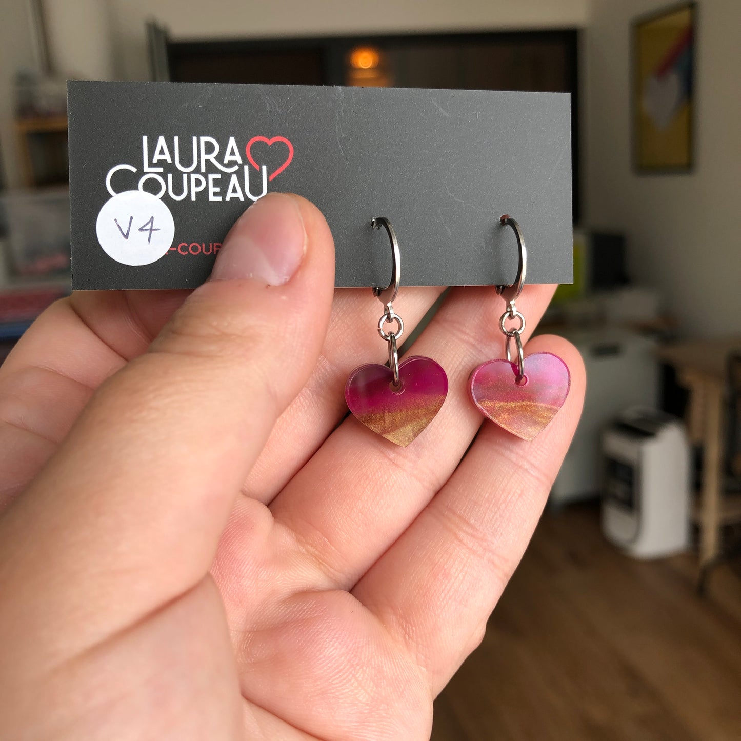 Mini boucles d'oreilles coeurs pendantes en acrylique marbrée bordeaux, rose, blanc, doré et transparent