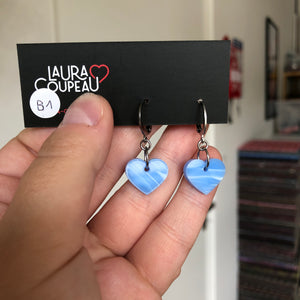 Mini boucles d'oreilles coeurs pendantes en acrylique marbrée bleu ciel d'été