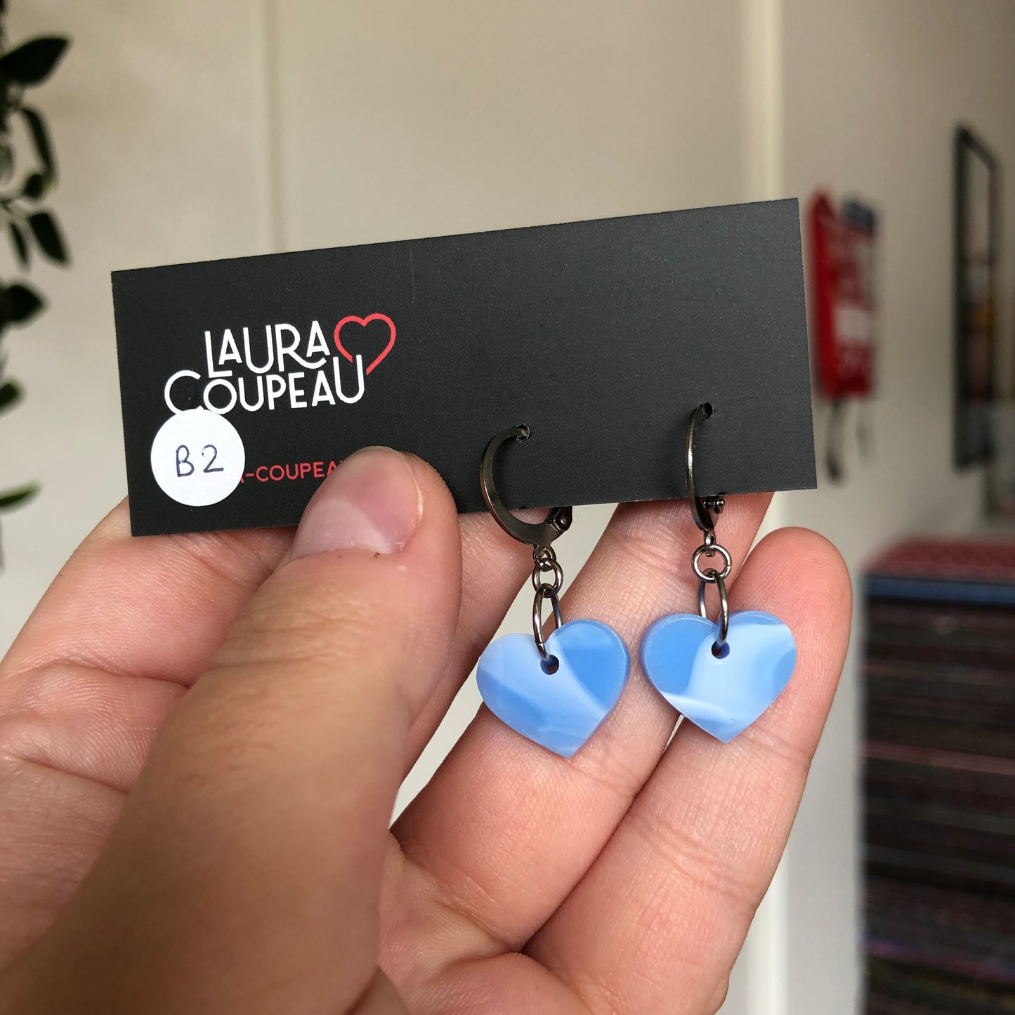 Mini boucles d'oreilles coeurs pendantes en acrylique marbrée bleu ciel d'été