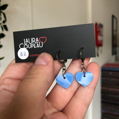 Mini boucles d'oreilles coeurs pendantes en acrylique marbrée bleu ciel d'été