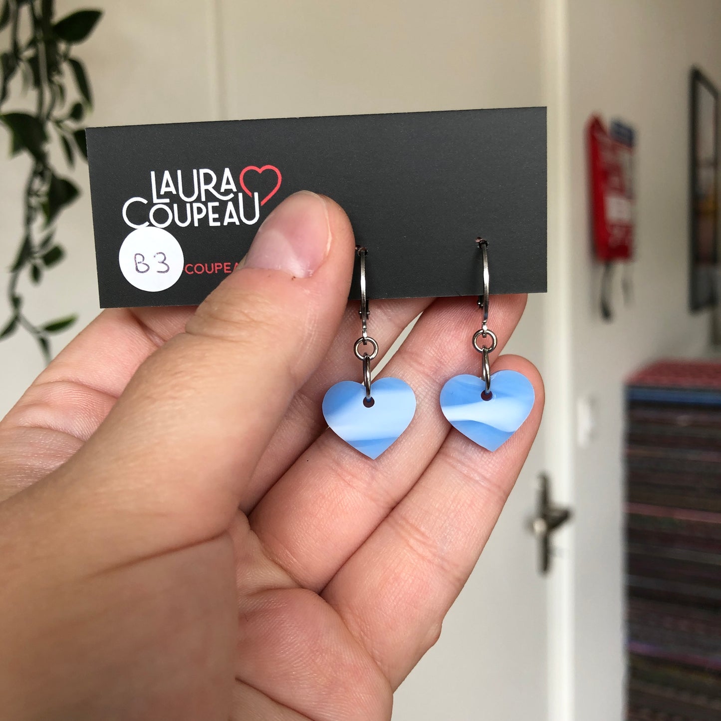 Mini boucles d'oreilles coeurs pendantes en acrylique marbrée bleu ciel d'été