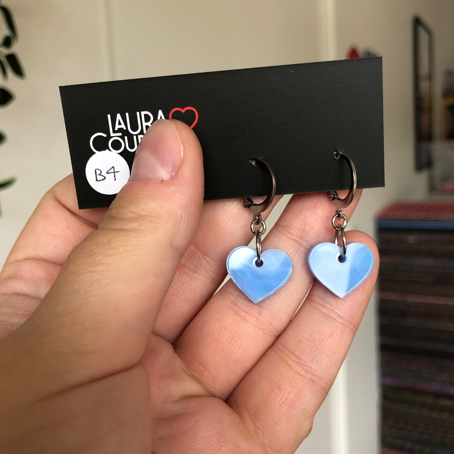 Mini boucles d'oreilles coeurs pendantes en acrylique marbrée bleu ciel d'été