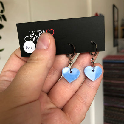 Mini boucles d'oreilles coeurs pendantes en acrylique marbrée bleu ciel d'été
