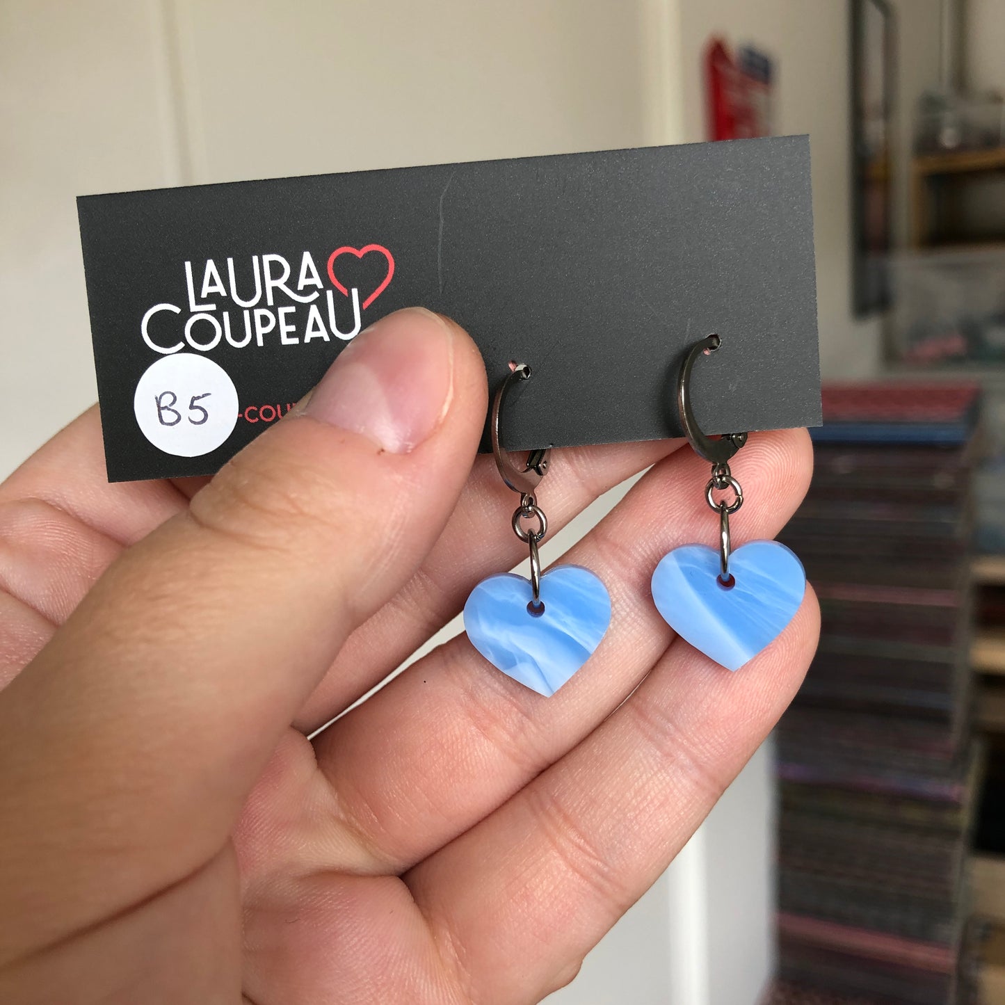 Mini boucles d'oreilles coeurs pendantes en acrylique marbrée bleu ciel d'été