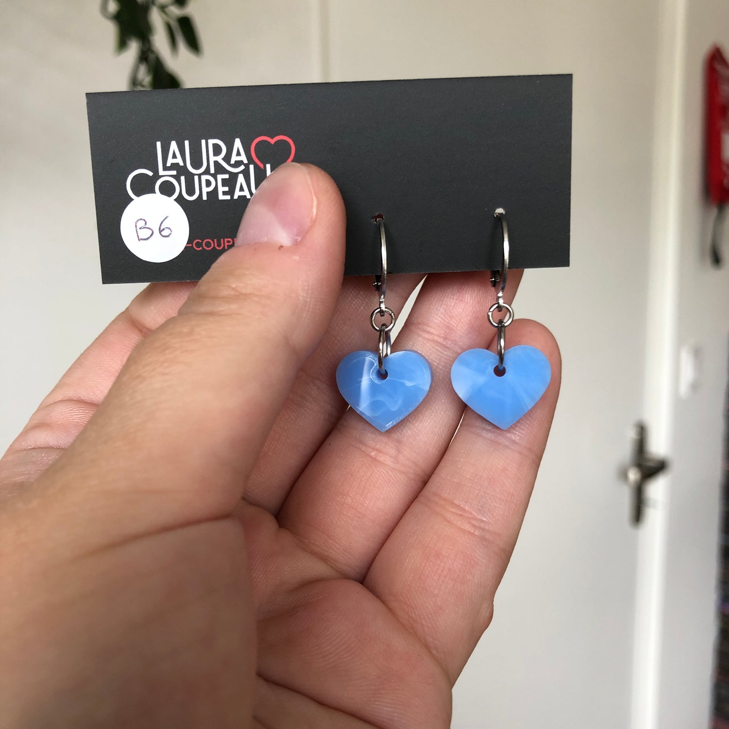Mini boucles d'oreilles coeurs pendantes en acrylique marbrée bleu ciel d'été