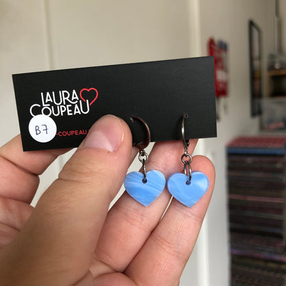 Mini boucles d'oreilles coeurs pendantes en acrylique marbrée bleu ciel d'été