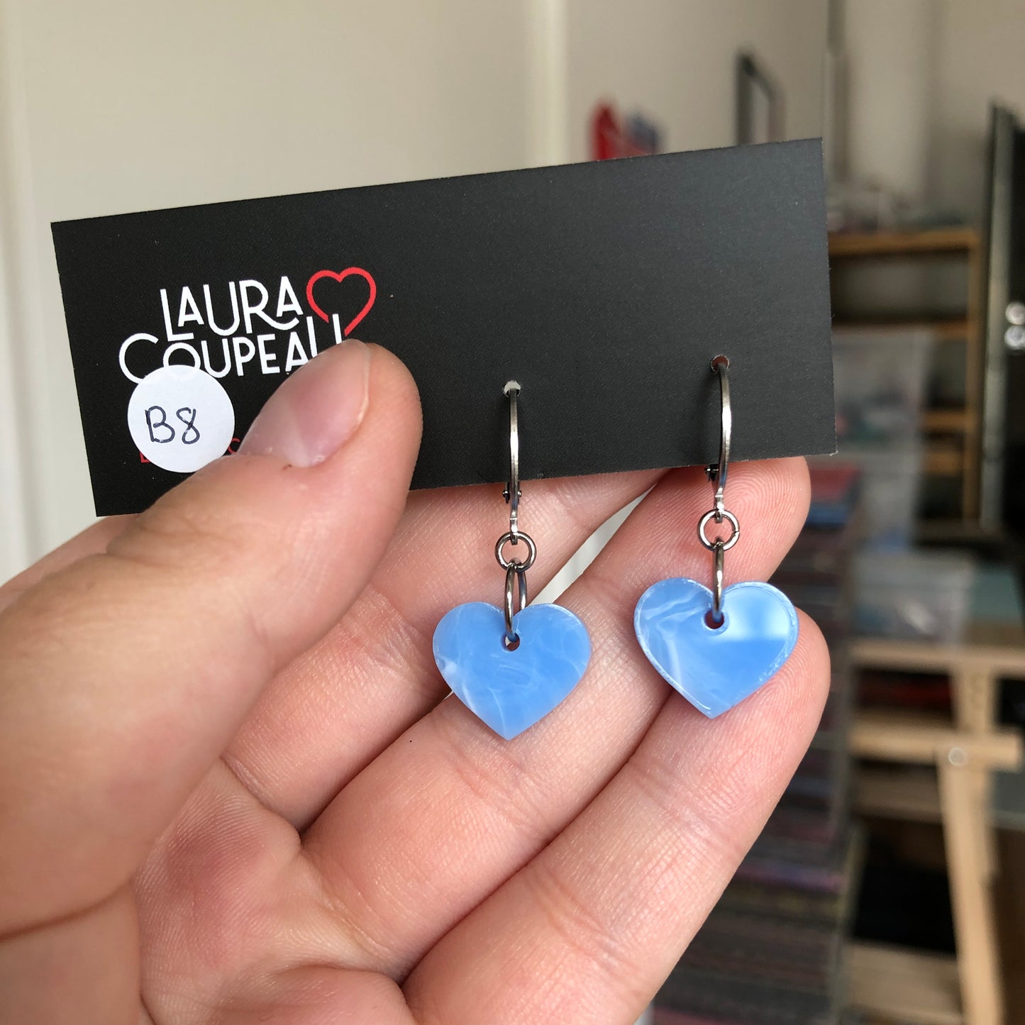 Mini boucles d'oreilles coeurs pendantes en acrylique marbrée bleu ciel d'été