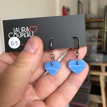 Mini boucles d'oreilles coeurs pendantes en acrylique marbrée bleu ciel d'été