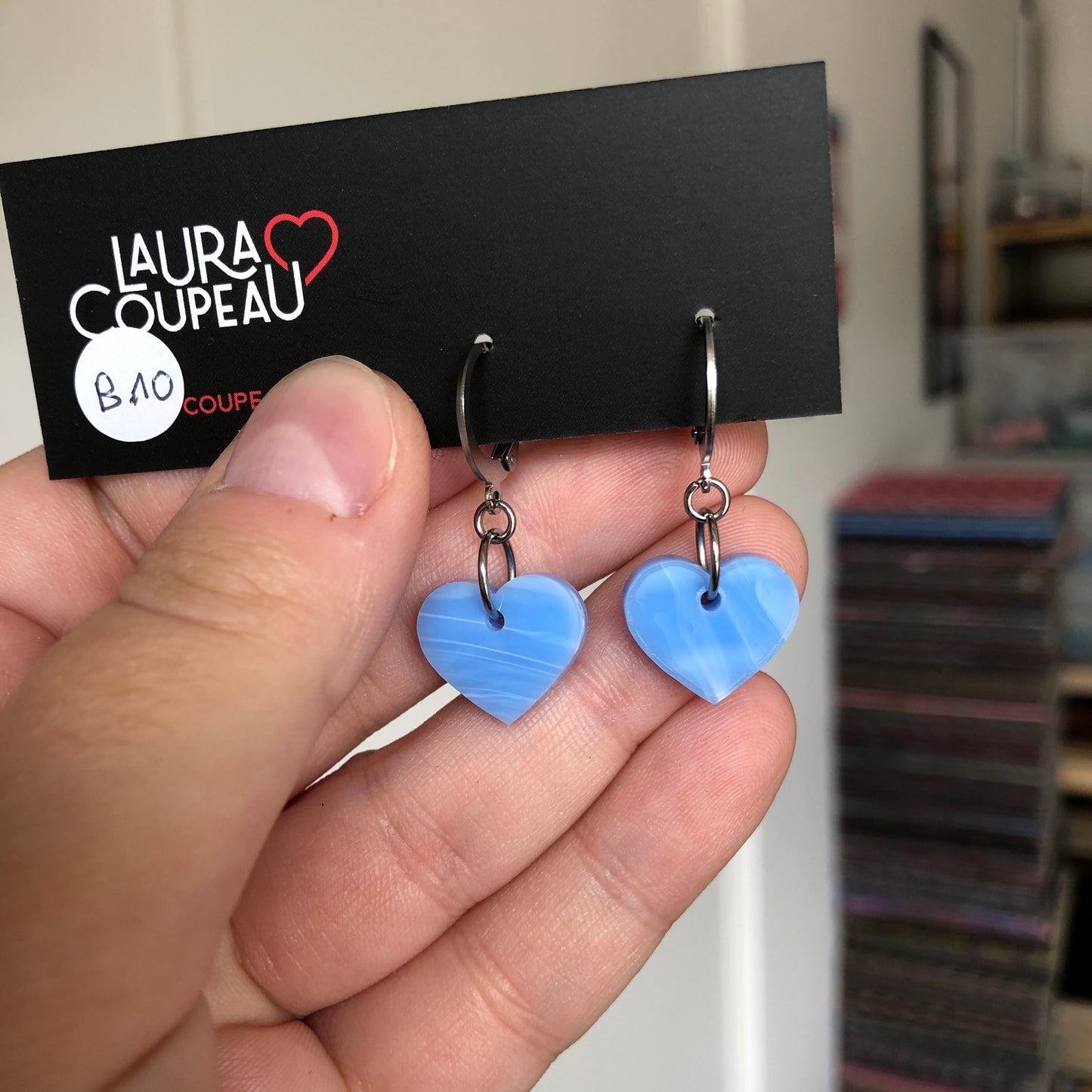 Mini boucles d'oreilles coeurs pendantes en acrylique marbrée bleu ciel d'été