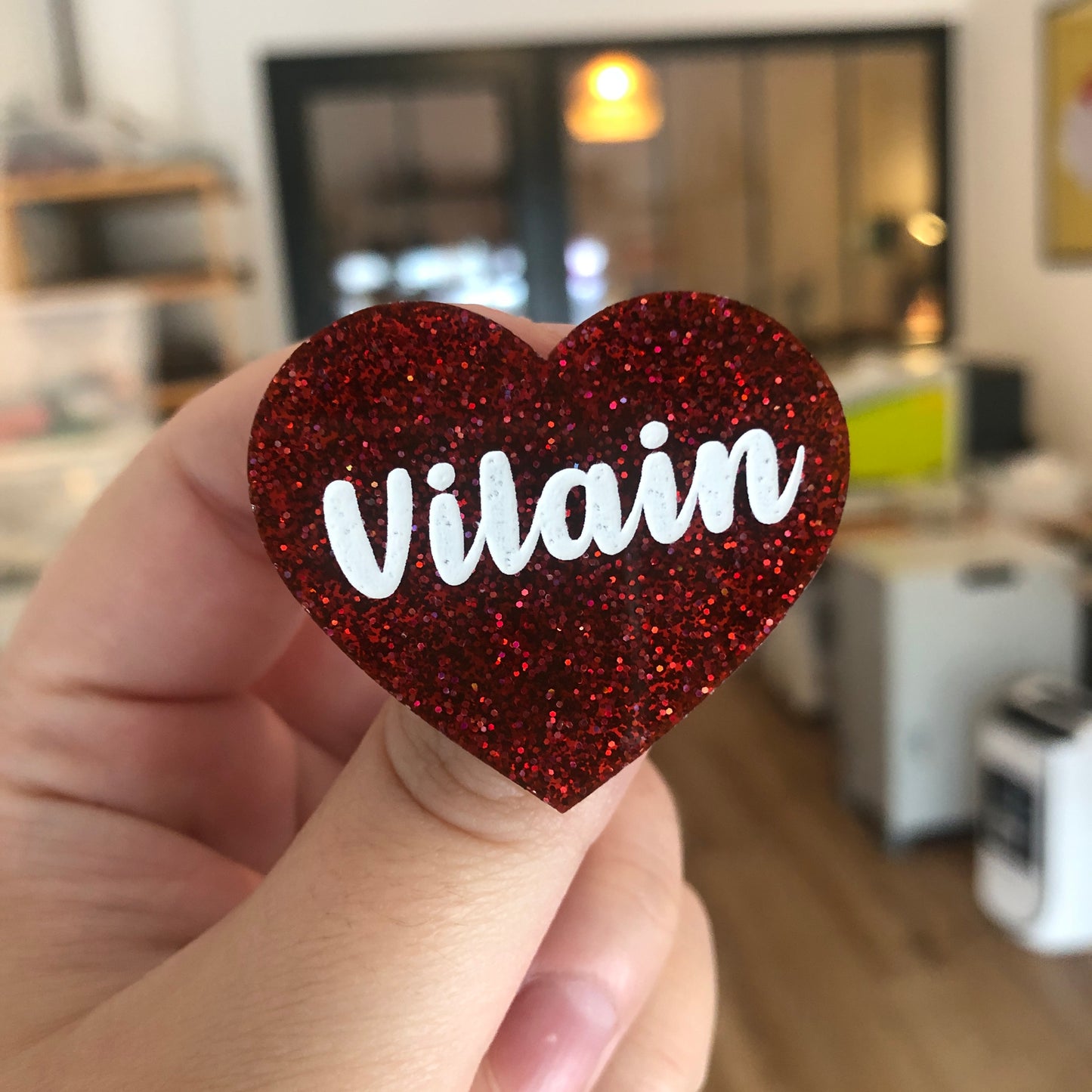 [MASCULIN] Broche "Vilain" en acrylique à paillettes rouges