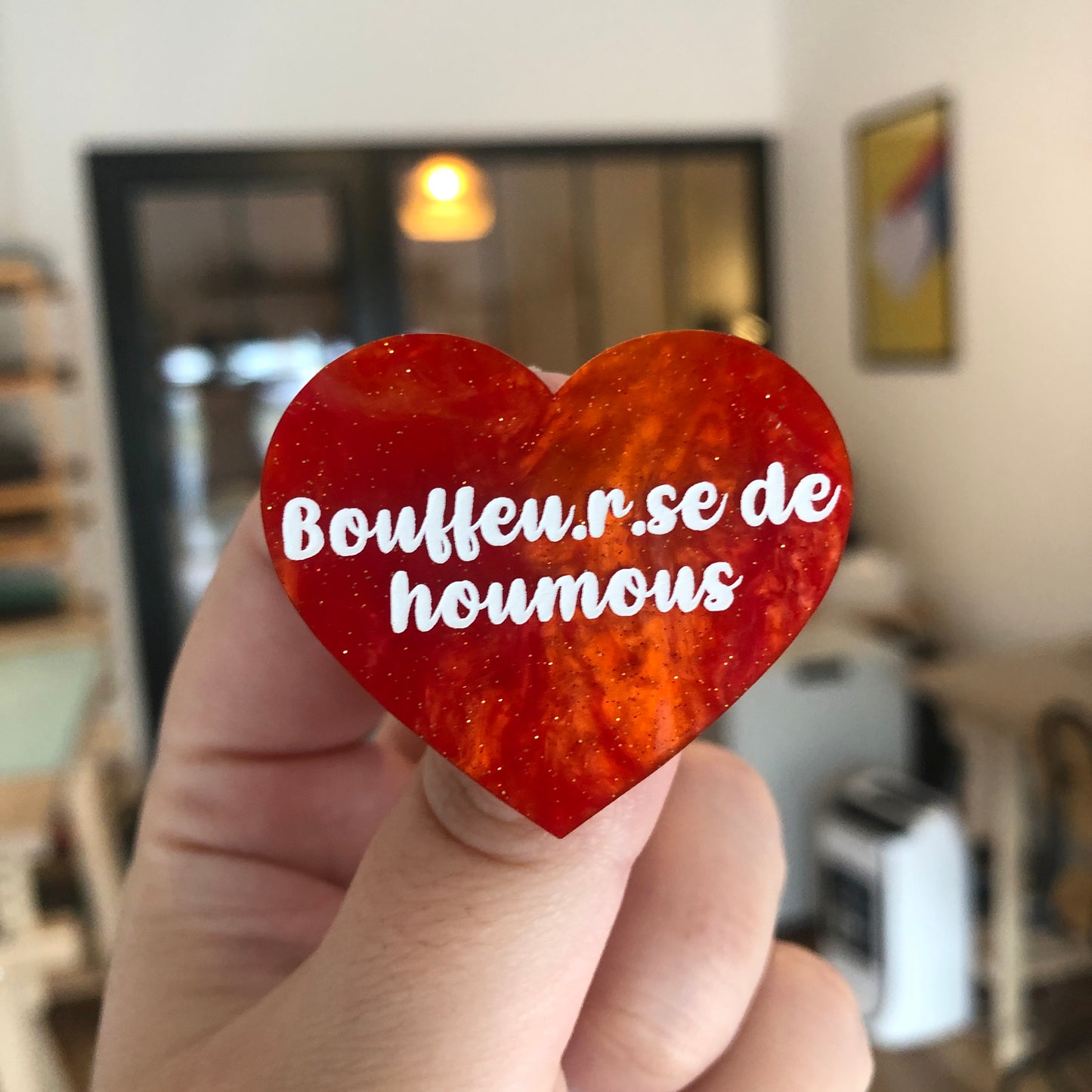 [INCLUSIF] Broche "Bouffeu.r.se de houmous" en acrylique marbrée orange à paillettes