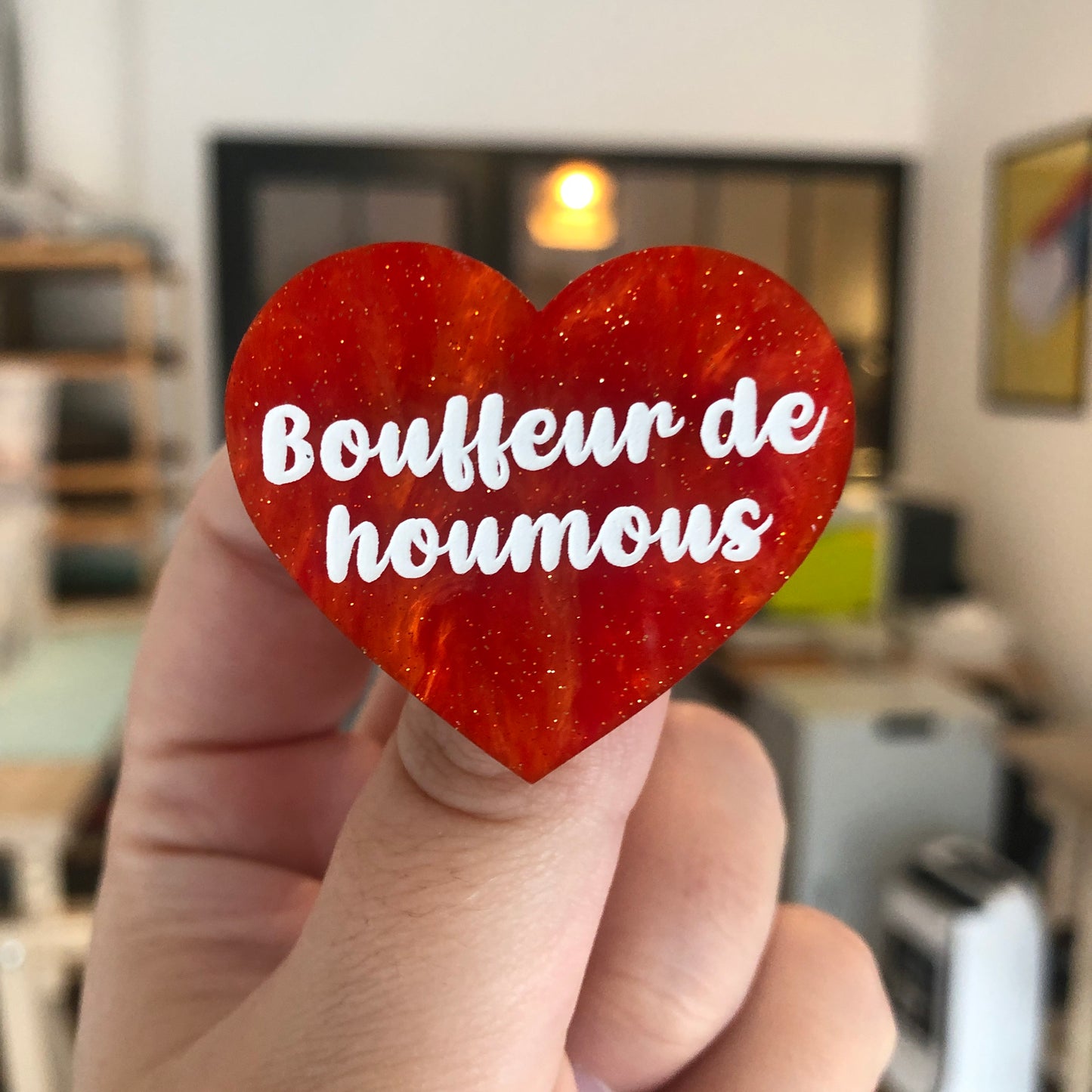 [MASCULIN] Broche "Bouffeur de houmous" en acrylique marbrée orange à paillettes
