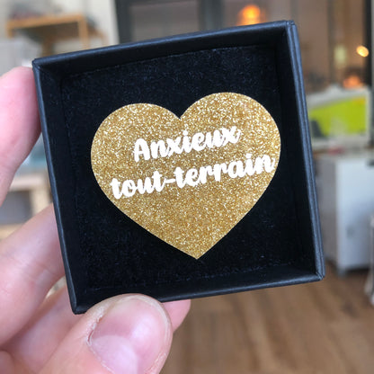 [MASCULIN] Broche "Anxieux tout-terrain" en acrylique japonaise dorée