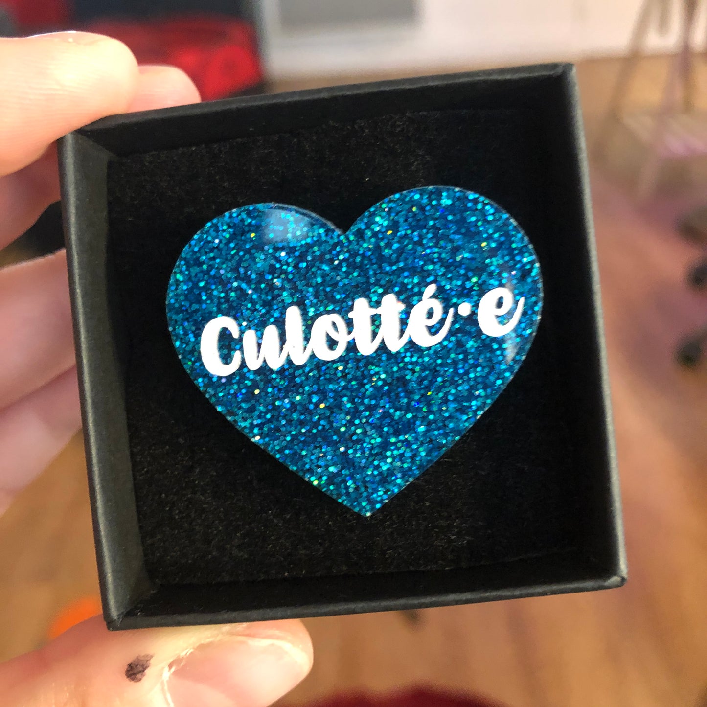 [Inclusif] Broche "Culotté.e" en acrylique à paillettes bleues