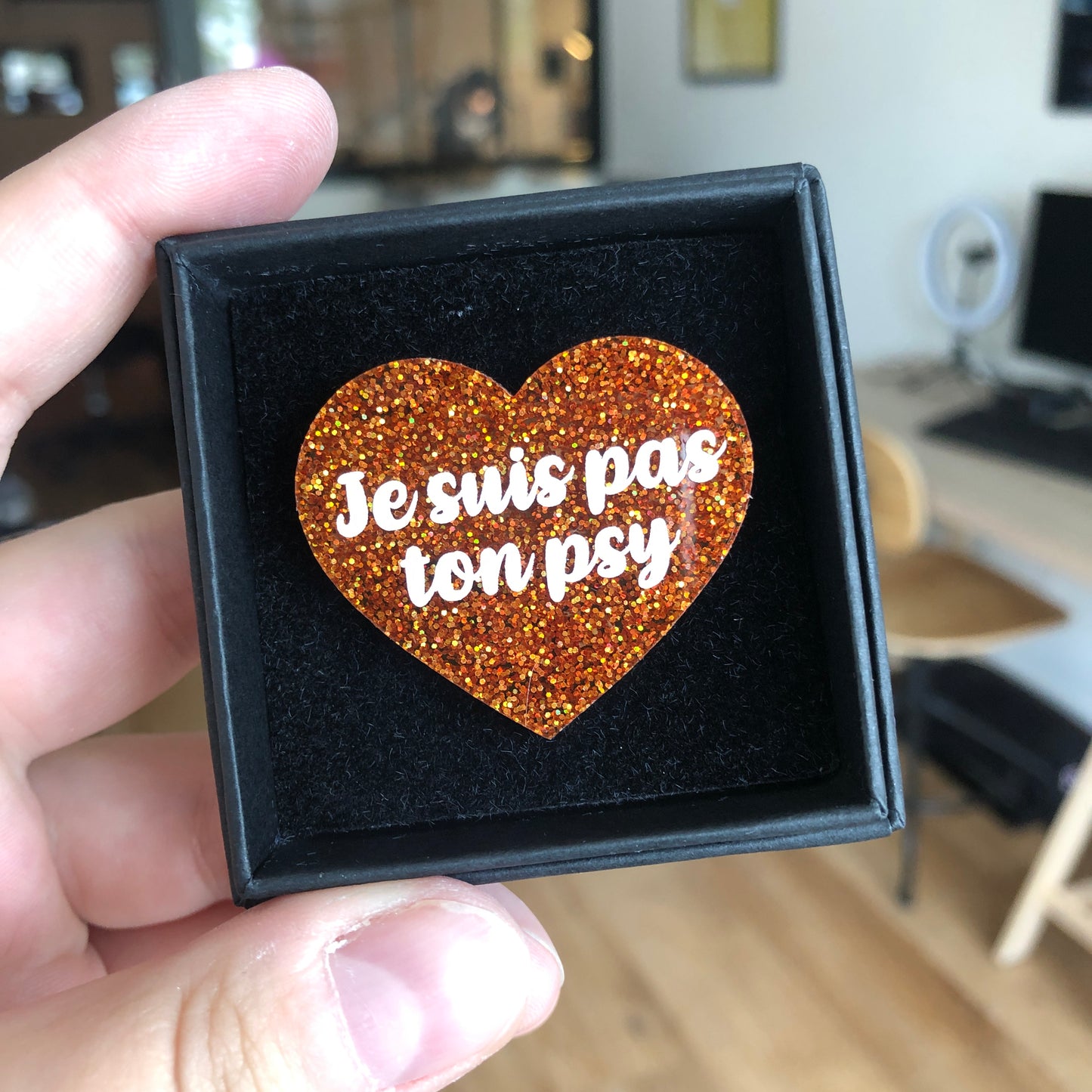[MASCULIN] [Contrôle technique] Broche "Je suis pas ton psy" en acrylique à paillettes oranges holographiques