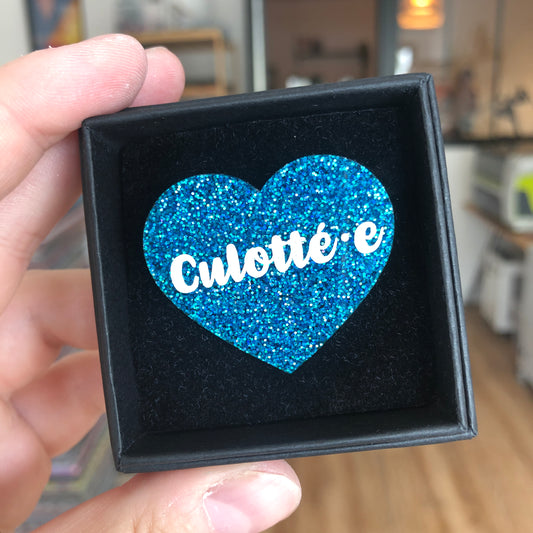 [INCLUSIF] [Contrôle technique] Broche "Culotté.e" en acrylique à paillettes bleues