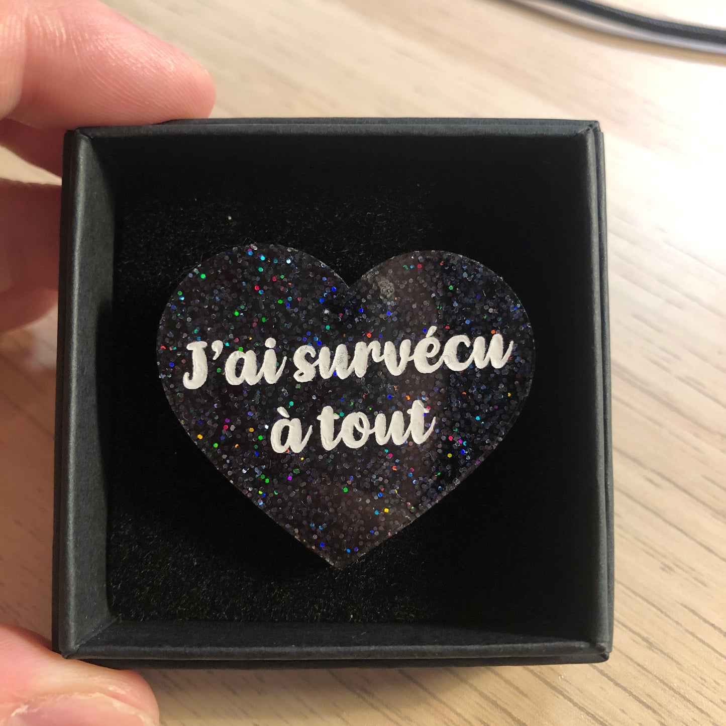 Broches "Contrôle technique" dans les tons noirs/gris