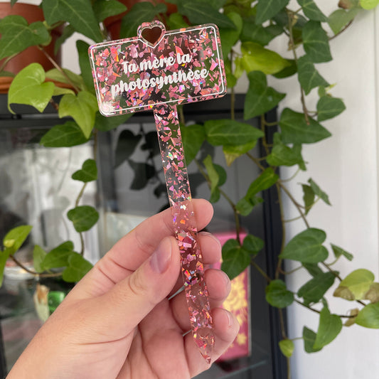 [CONTRÔLE TECHNIQUE] Pic à plante "Ta mère la photosynthèse" en acrylique transparente avec des éclats de confettis roses