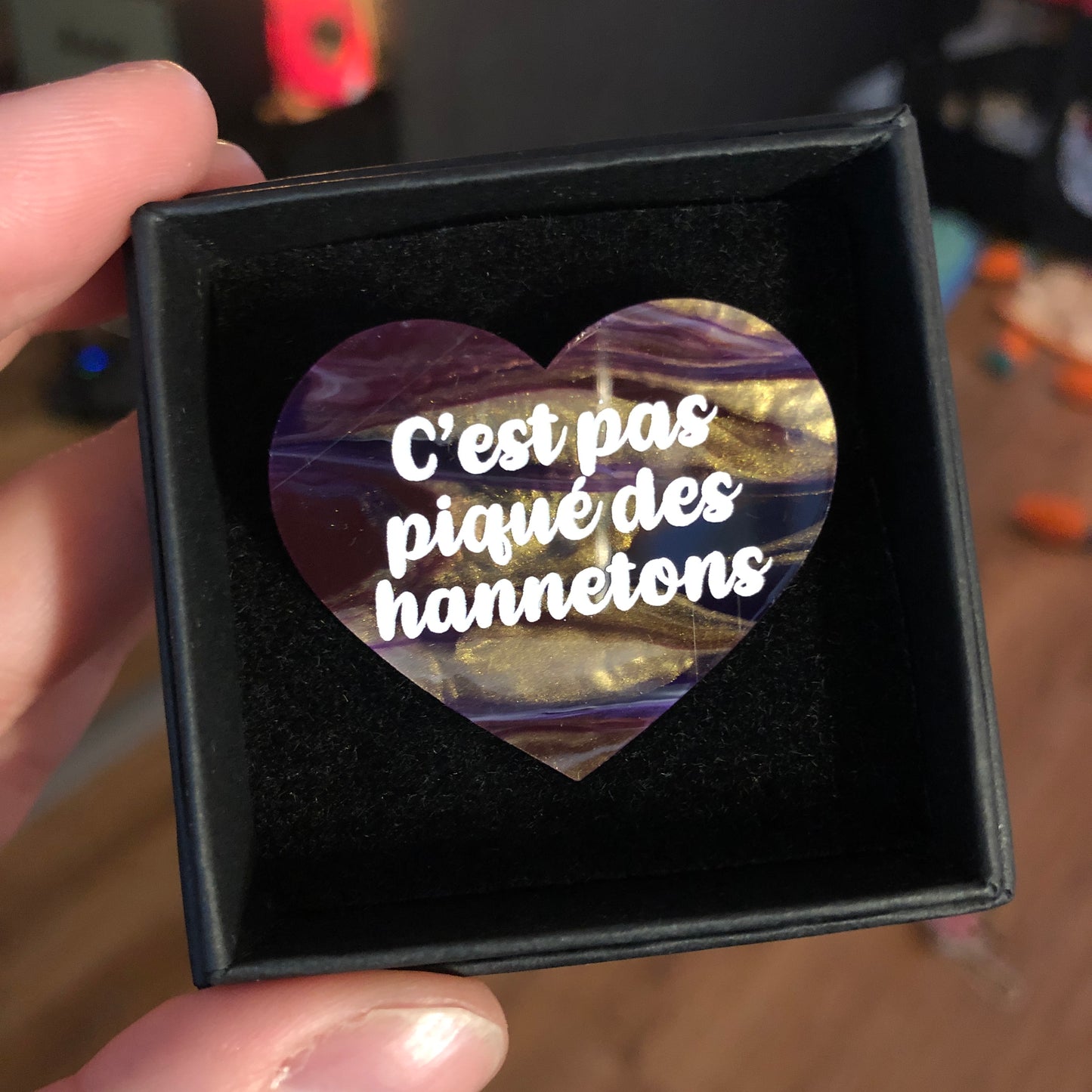 Broches "Contrôle technique" dans les tons bleus/violets