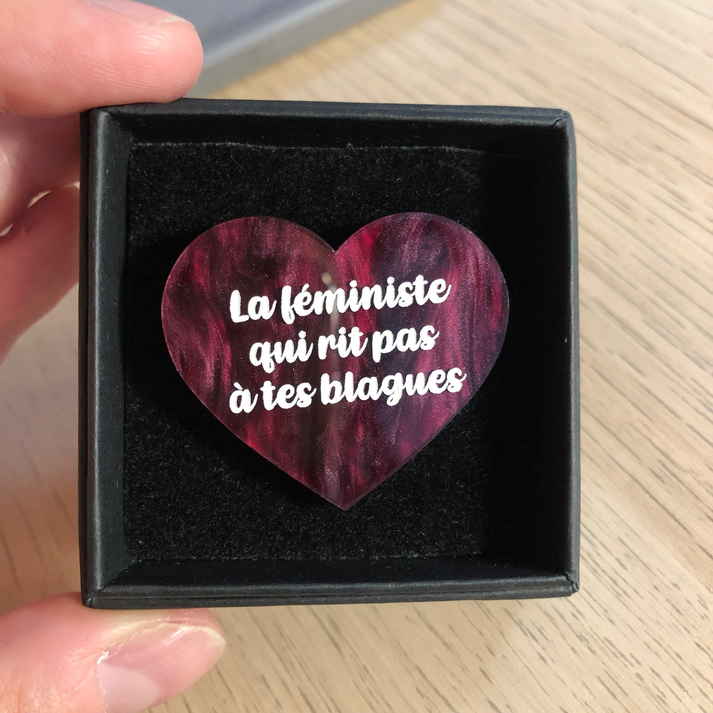 Broches "Contrôle technique" dans les tons violets