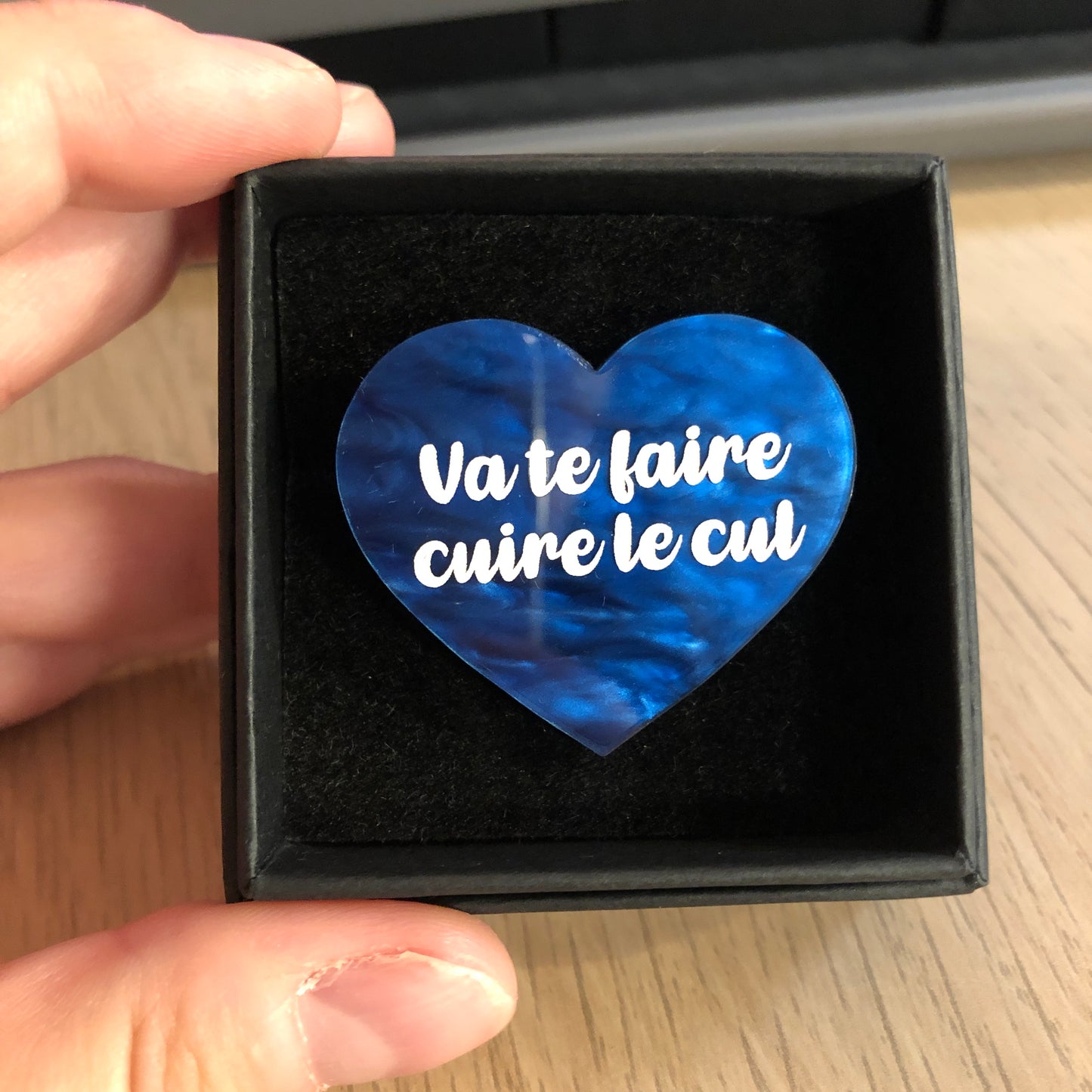 Broches "Contrôle technique" dans les tons bleus