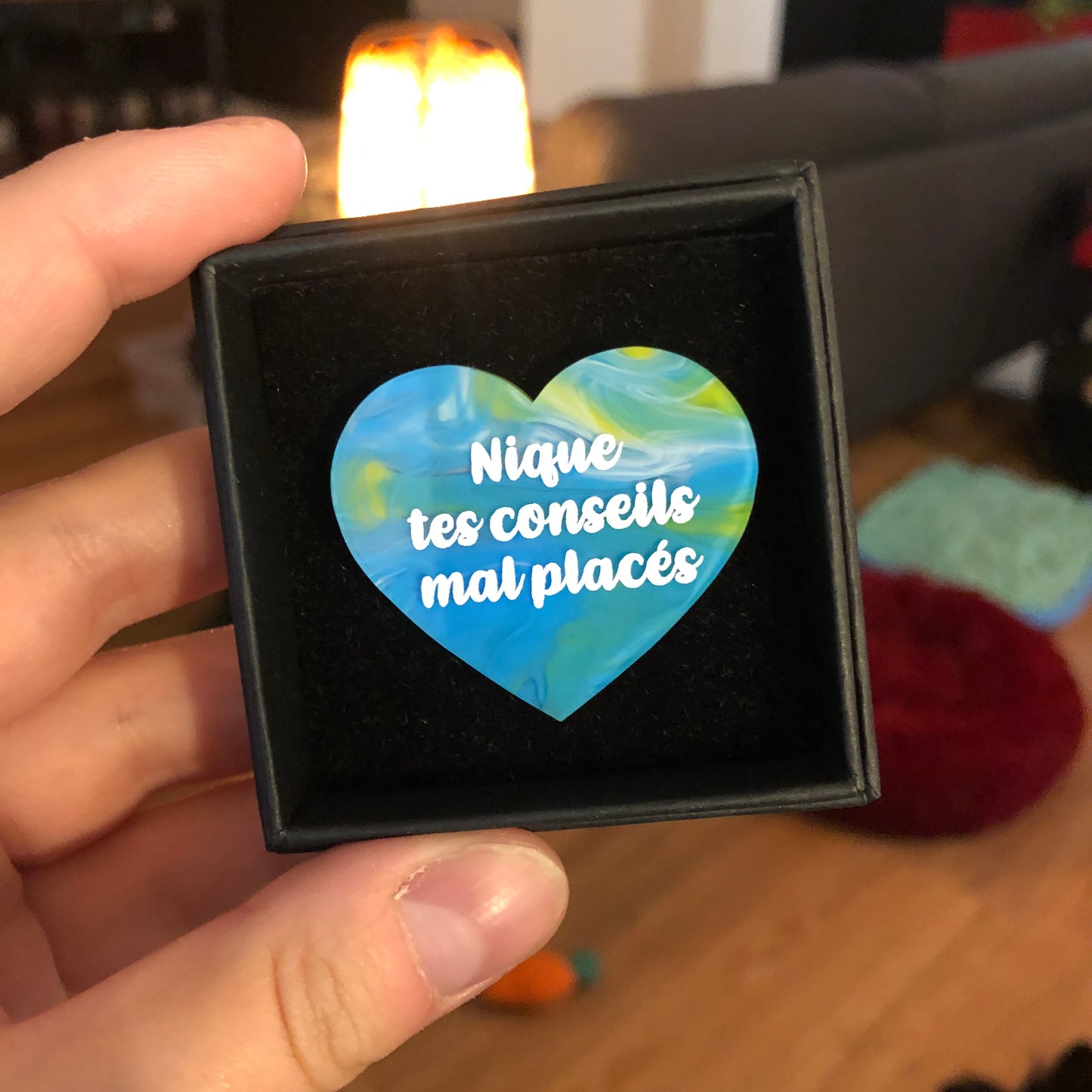 Broches "Contrôle technique" dans les tons bleus