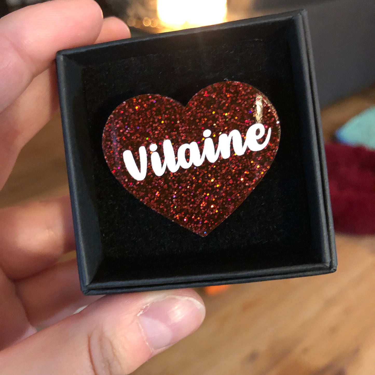 Broches "Contrôle technique" dans les tons rouges