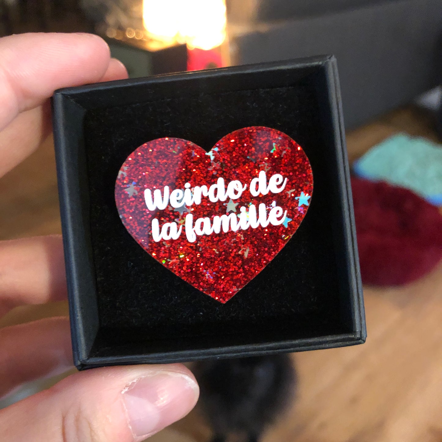 Broches "Contrôle technique" dans les tons rouges