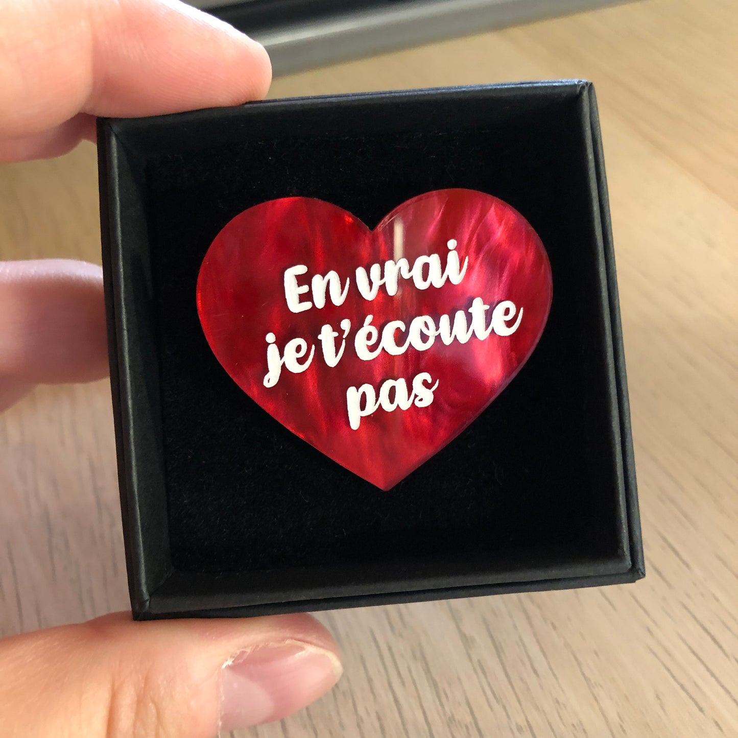Broches "Contrôle technique" dans les tons rouges