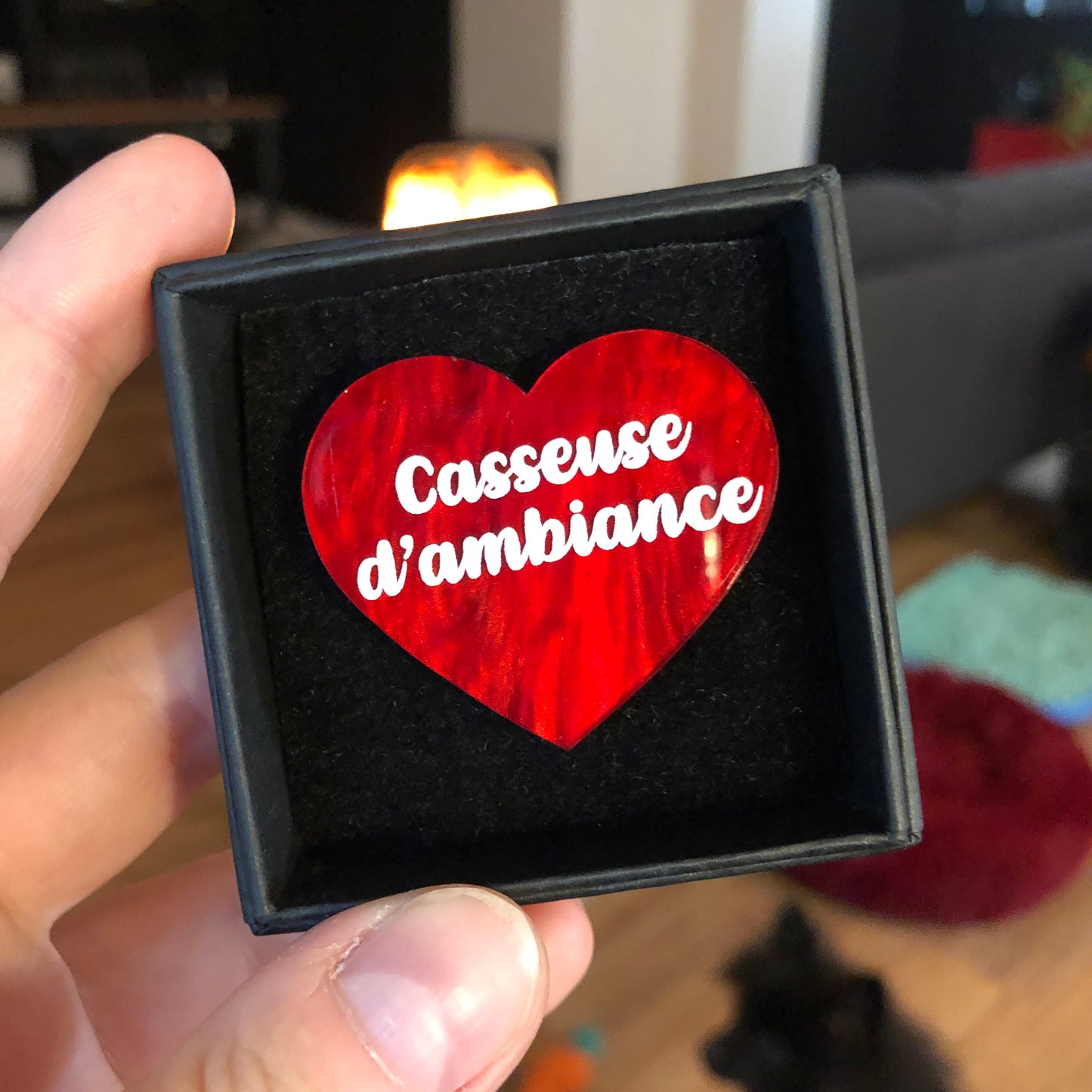 Broches "Contrôle technique" dans les tons rouges