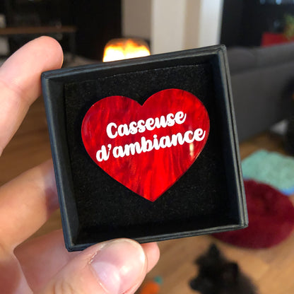 Broches "Contrôle technique" dans les tons rouges