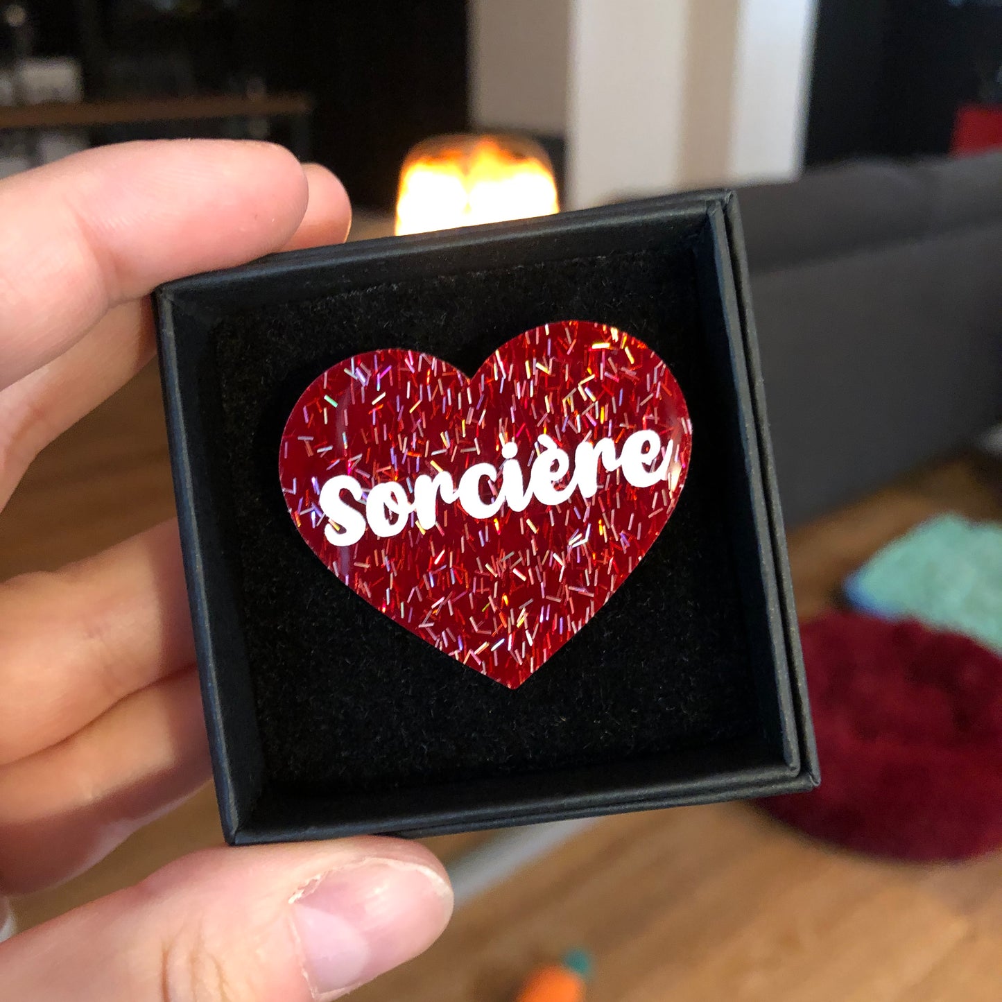 Broches "Contrôle technique" dans les tons rouges