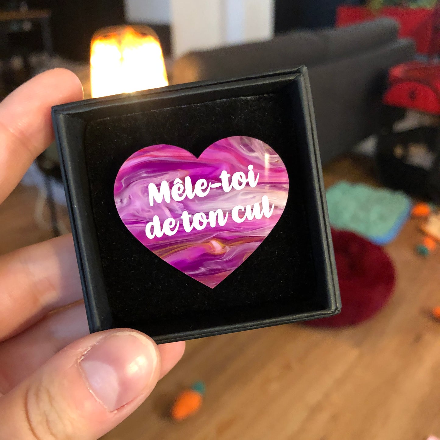 Broches "Contrôle technique" dans les tons rouges