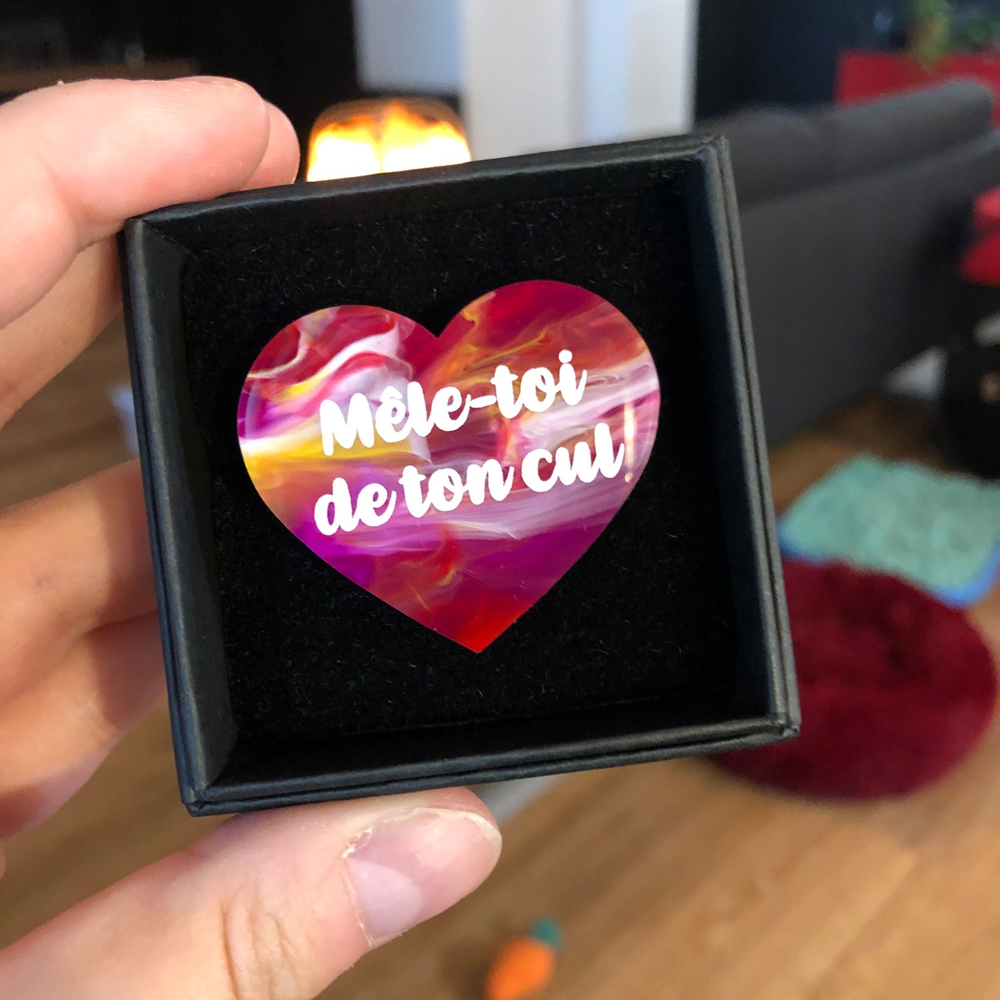 Broches "Contrôle technique" dans les tons rouges