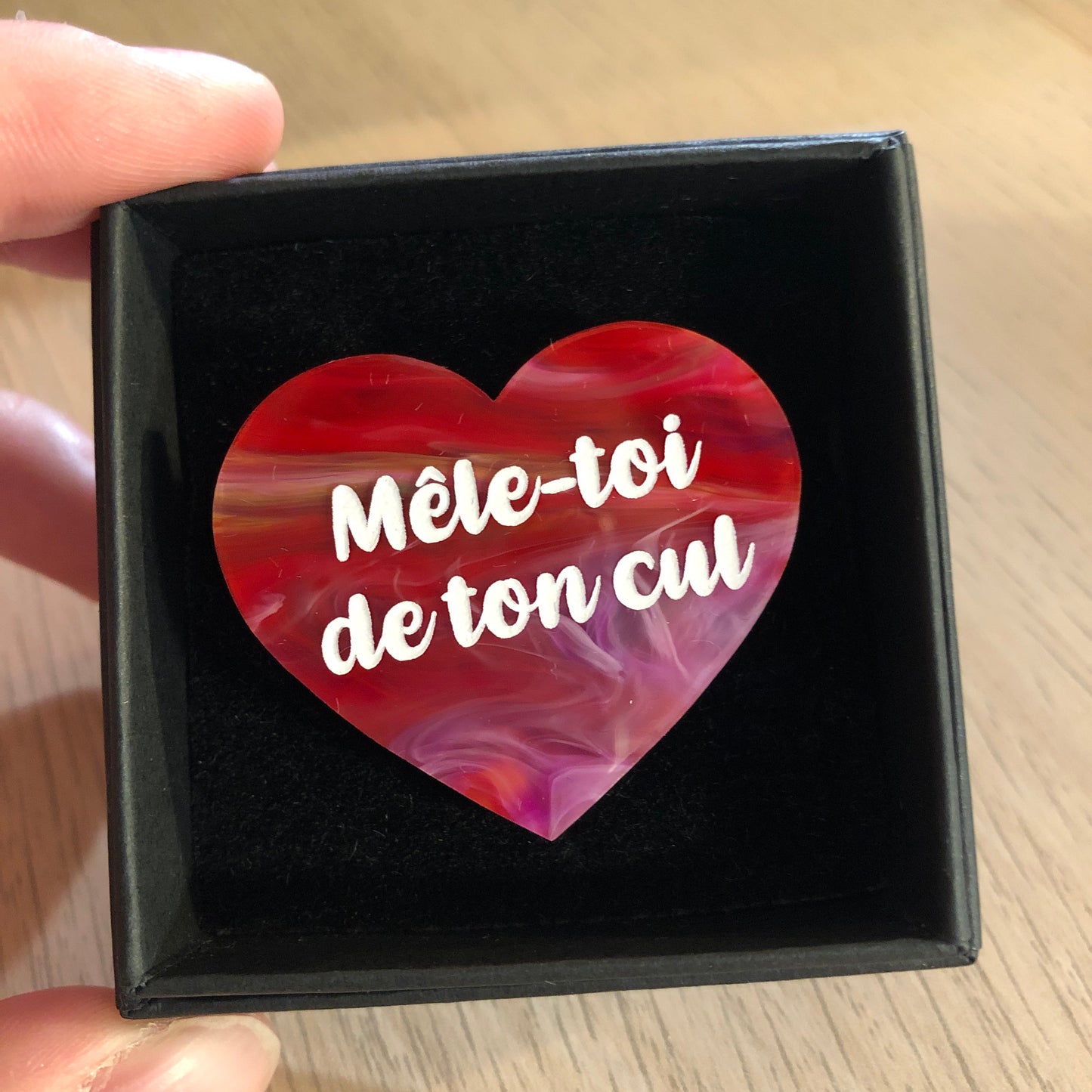 Broches "Contrôle technique" dans les tons rouges
