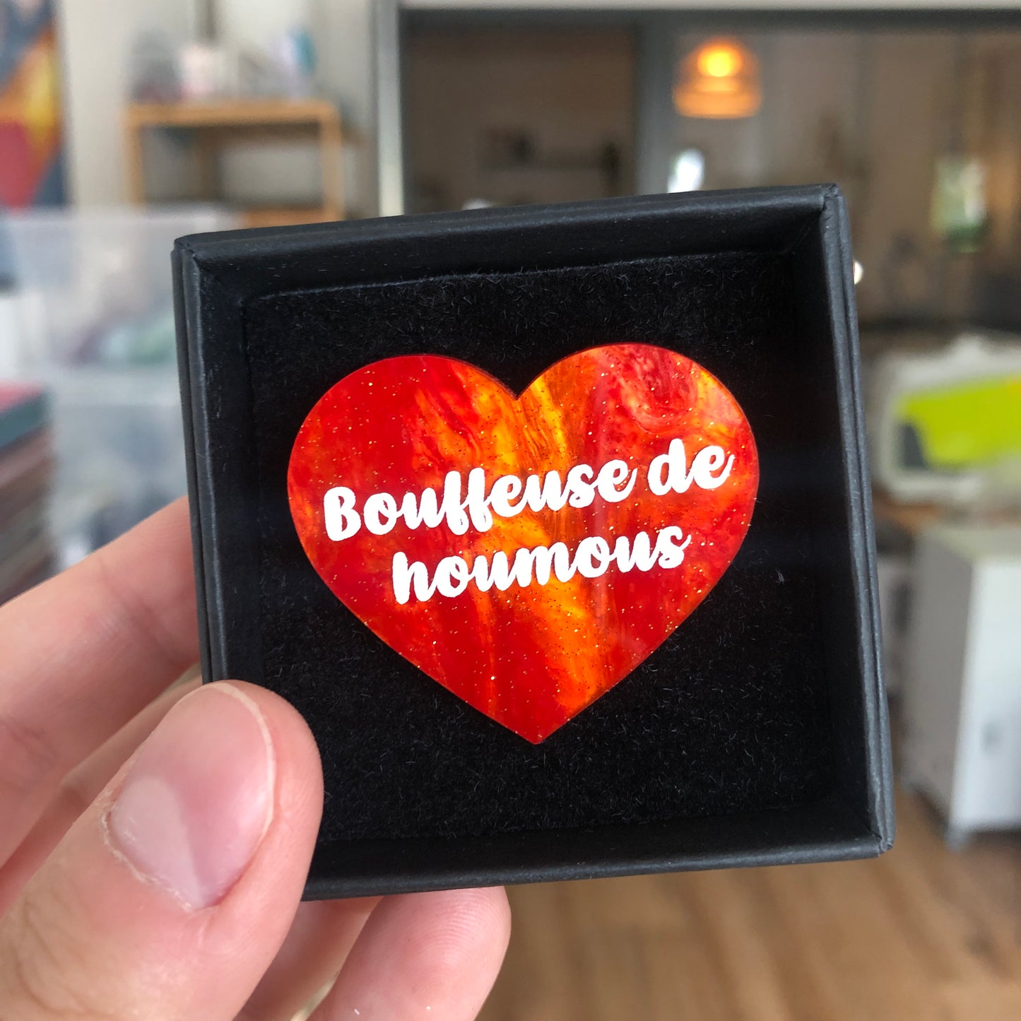 Broche "Bouffeuse de houmous" en acrylique marbrée orange à paillettes