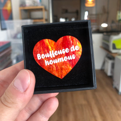 Broche "Bouffeuse de houmous" en acrylique marbrée orange à paillettes